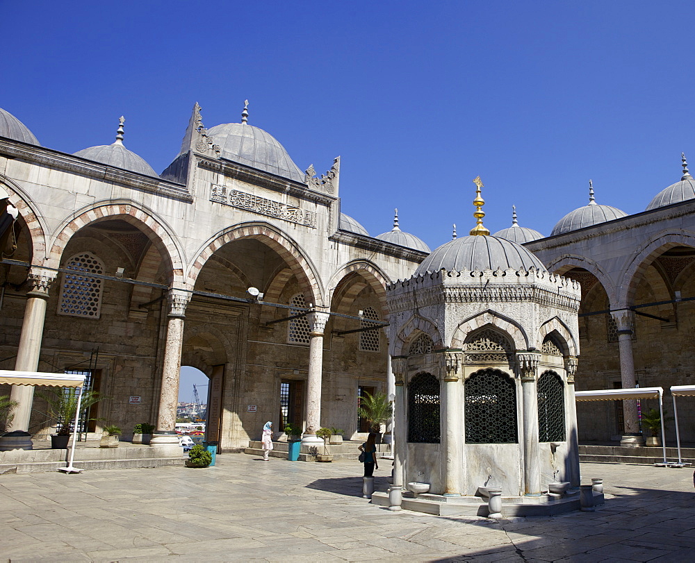 The Yeni Camii (New Mosque), Istanbul, Turkey, Europe, Eurasia 