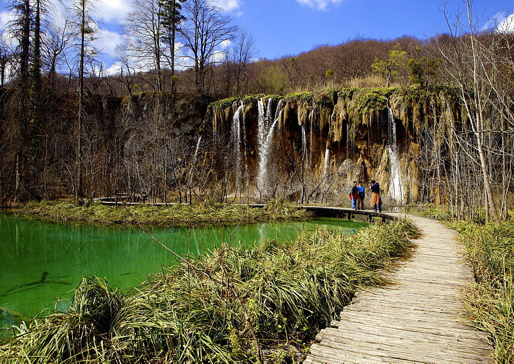 Wooden walkway (boardwalk) and waterfalls in Plitvice Lakes National Park, UNESCO World Heritage Site, Plitvice, Croatia, Europe