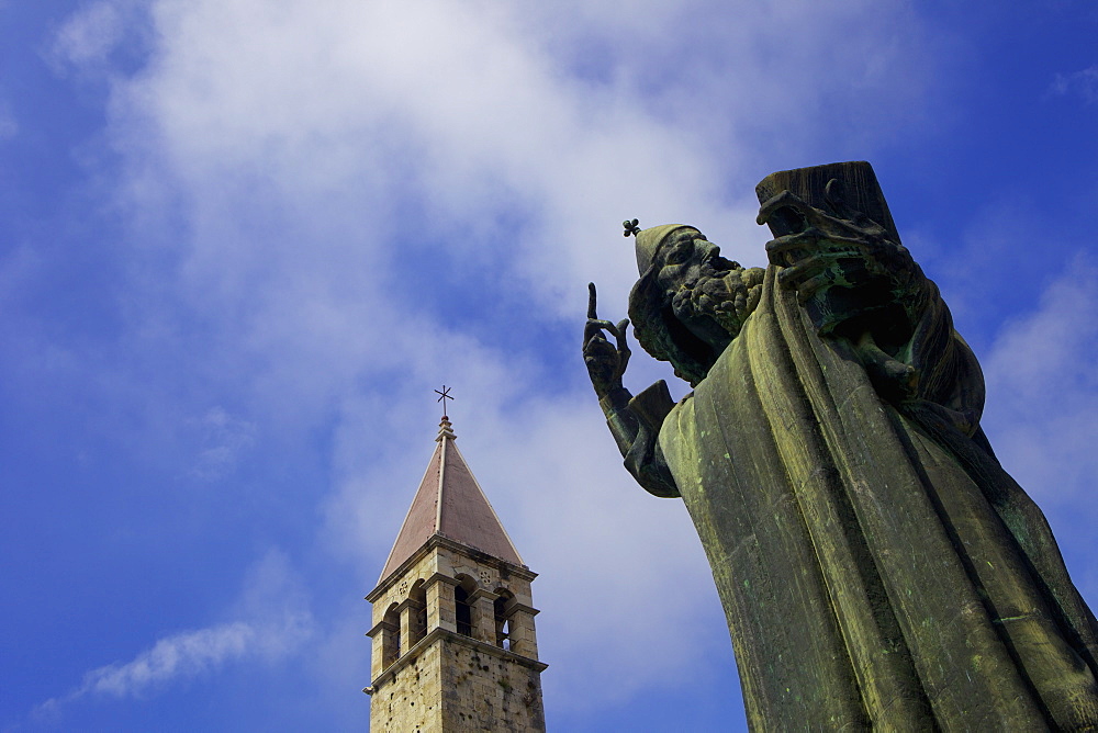 Statue of Grgur Ninski (Gregory of Nin) by Ivan Mestrovic, and the Campanile (bell tower), Split, Dalmatian Coast, Croatia, Europe 