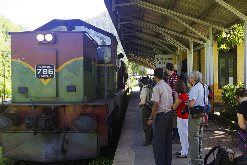 Train arriving at Ella train station platform, Ella, Highland, Sri Lanka, Asia