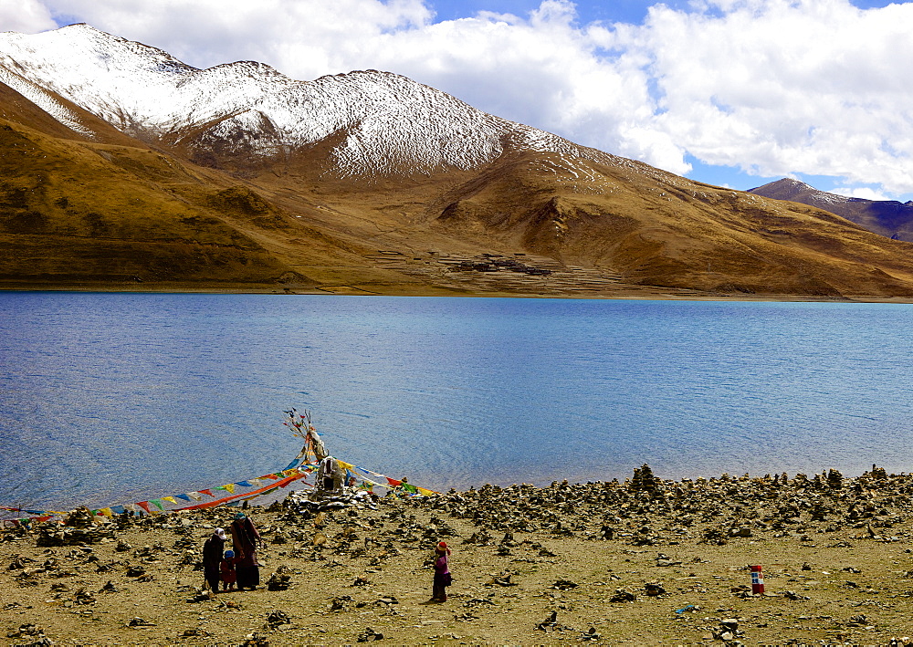 Sacred Tibetan Yamdrok Tso Lake (Yamzho Yumco) with mountains in background beside the Friendship Highway, Tibet, China, Asia