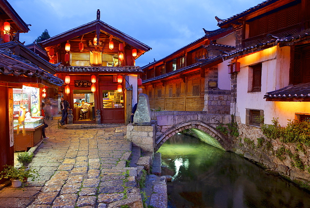 Twilight in the Old Town, Lijiang, UNESCO World Heritage Site, Yunnan Province, China, Asia