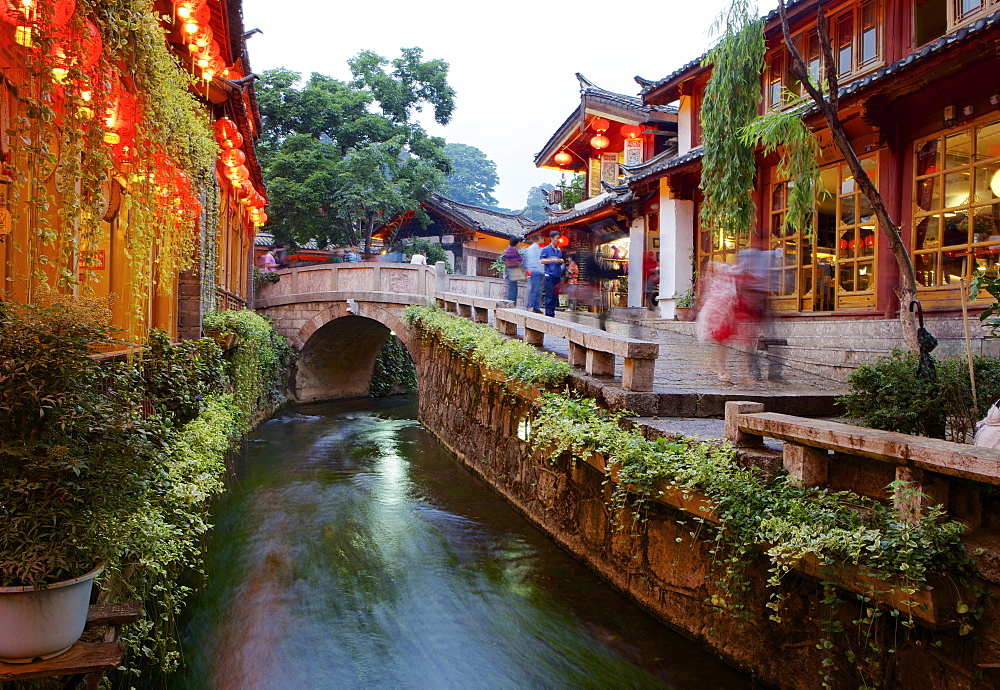 Early evening street scene in the Old Town, Lijiang, UNESCO World Heritage Site, Yunnan Province, China, Asia