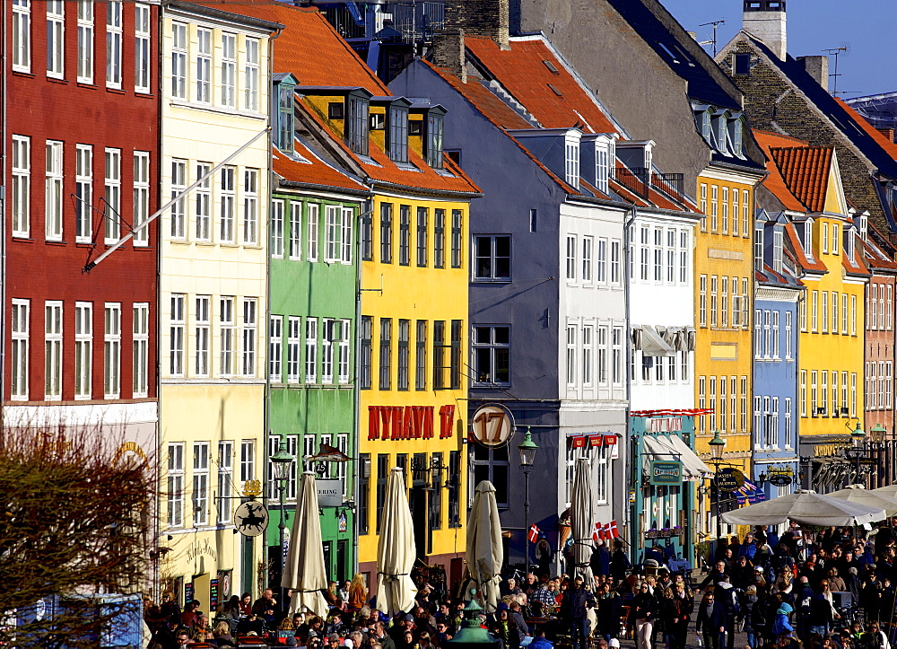 Nyhavn (New Harbour), busy restaurant and bar area, Copenhagen, Denmark, Scandinavia, Europe