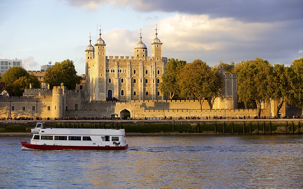 Tower of London, UNESCO World Heritage Site, and the River Thames in the evening, London, England, United Kingdom, Europe