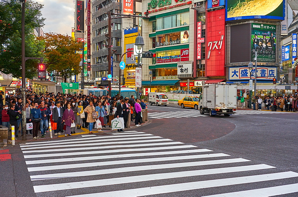 Crowds wating to cross the Shibuya Crossing, Tokyo, Japan, Asia