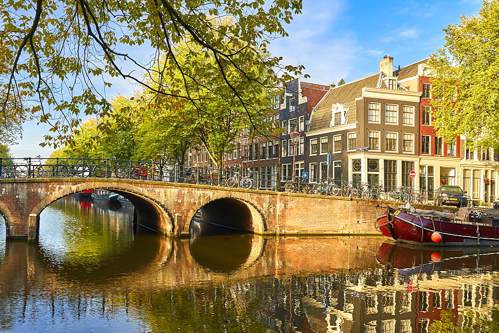 Houses and bridge where Keizersgracht meets Brouwersgracht, Amsterdam, North Holland, The Netherlands, Europe