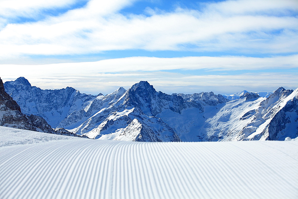 Ski trail after crossing the groomer, Les Deux Alpes Ski Ressort, France