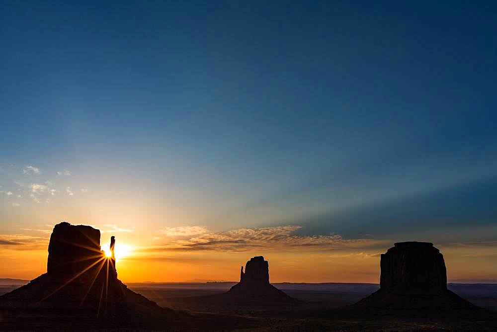 Sunrise at Monument Valley). Arizona, Utah, USA.