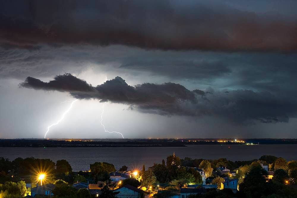 Thunderstorm over the Gironde in the evening on June 8, 2017, Plassac, Gironde, France