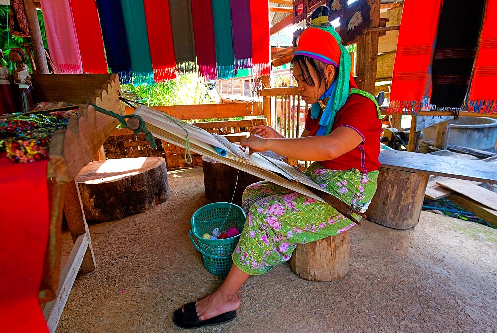 Weaving woman Kayan N.W. Thailande