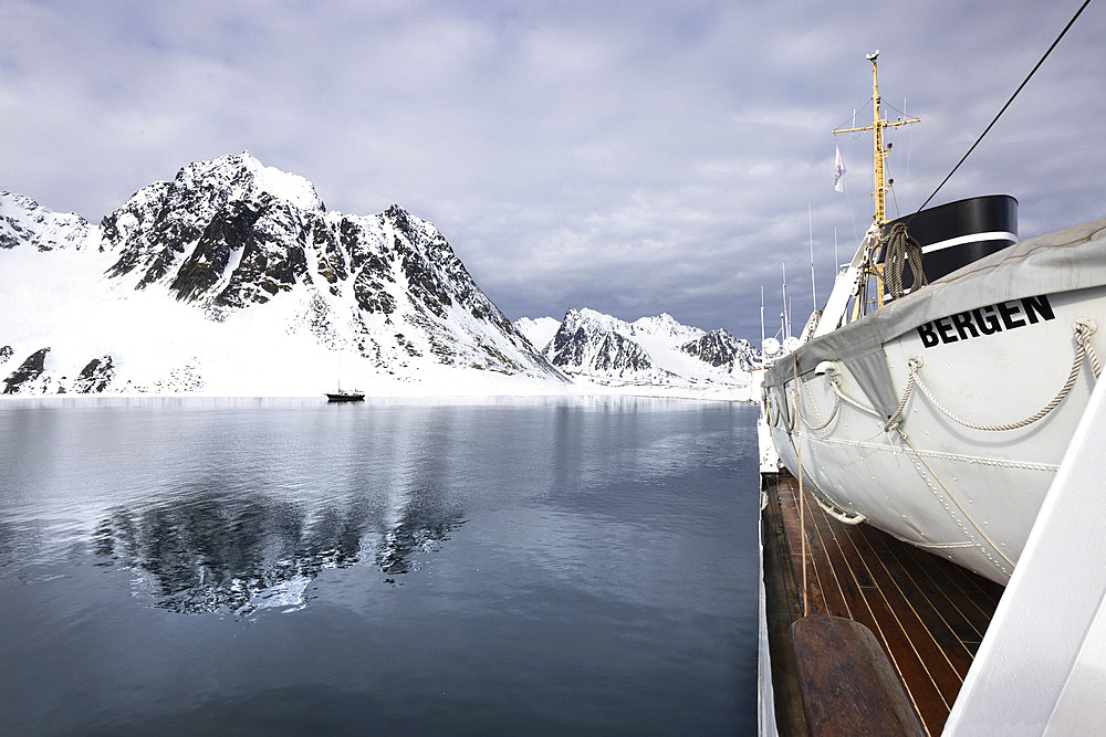 Landscape of Svalbard in Norway, also known as Spitsbergen. This territory stretches from latitude 75 to 80 degrees to the pack ice a few hundred kilometers from the North Pole. Melting ice, premature global warming. Exploration boat in Magdalen Bay. Explorer sailboat.