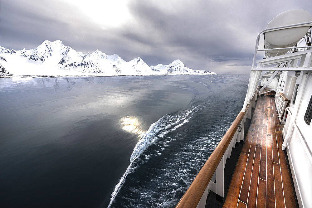 Landscape of Svalbard in Norway, also known as Spitsbergen. This territory stretches from latitude 75 to 80 degrees to the pack ice a few hundred kilometers from the North Pole. Melting ice, premature global warming. Exploration boat in Baie de la Madeleine.