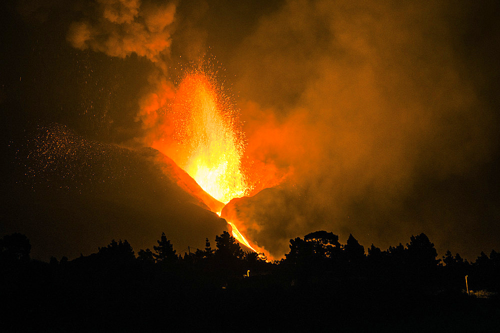 Volcanic eruption in La Palma, Canary Islands (09/19 to 12/25/2021). The origin of the eruption occurred in the Cumbre Vieja ridge, southwest of the island, municipality of El Paso. On February 9, 2023, its name as Tajogaite Volcano was made official.