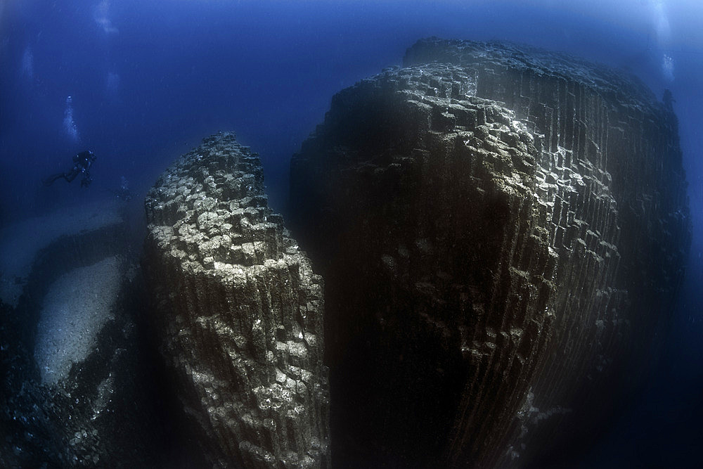 Volcanic underwater bottoms. True seamounts can be seen in the image, a natural monument made of basaltic columns called a columnar disjunction. The highest point is about 15 meters below the surface of the Atlantic Ocean and drops vertically to more than 40 meters at its deepest point. The place is known as La Rapadura on the coast of Santa Úrsula, north of the island of Tenerife. Seabed of the Canary Islands.