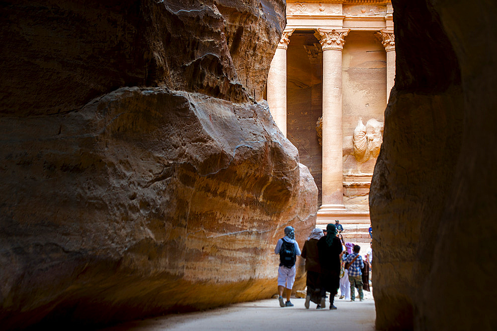 The Treasury;Al-Khazneh). View that the traveler encounters when emerging from the Siq, the 1.5 km gorge that must be traveled to reach the Treasury. Jordan.