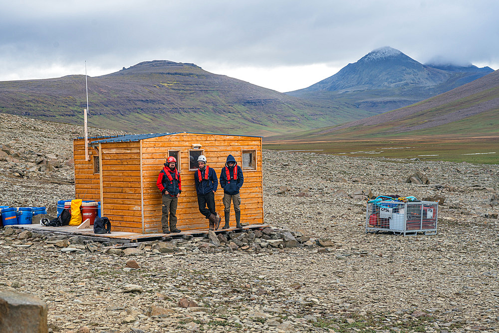 The team waits for the helicopter to load the last crate of equipment, weighing just under a ton. Phonolite hut. Ronarc'h peninsula, Kerguelen archipelago.
