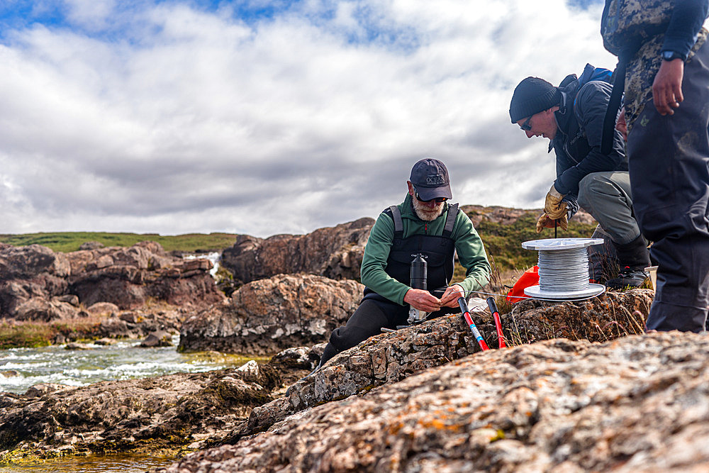 Receiver immersion for 1 year. A scientific team installs submerged devices to track trout movements and analyze their exploratory nature. Kerguelen Archipelago.