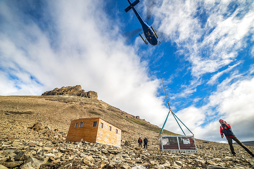 The helicopter evacuates the last crate of equipment, weighing just under a ton. Phonolite hut. Ronarc'h peninsula, Kerguelen archipelago.