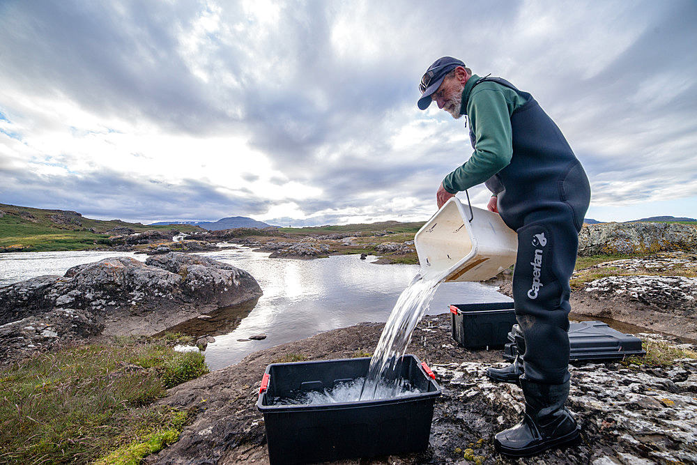 Filling the anesthetic tank. Preparing the trout marking workshop. Irish Bay, Kerguelen Archipelago.