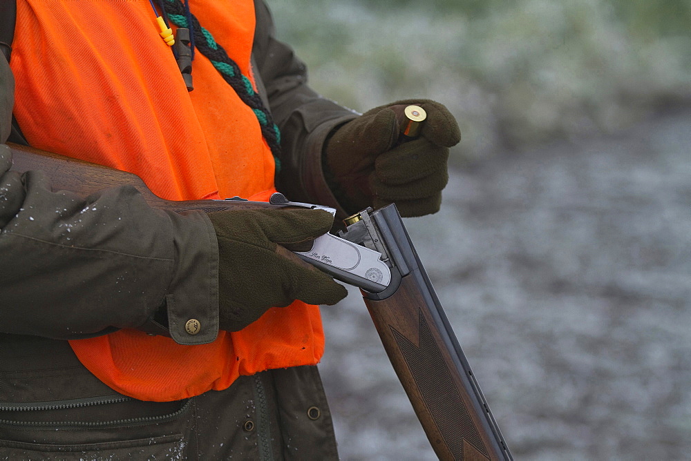 hunter loading weapon to hunt