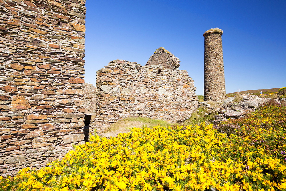 An old abandoned tin mine chimney on moorland above St Agnes, Cornwall, UK.