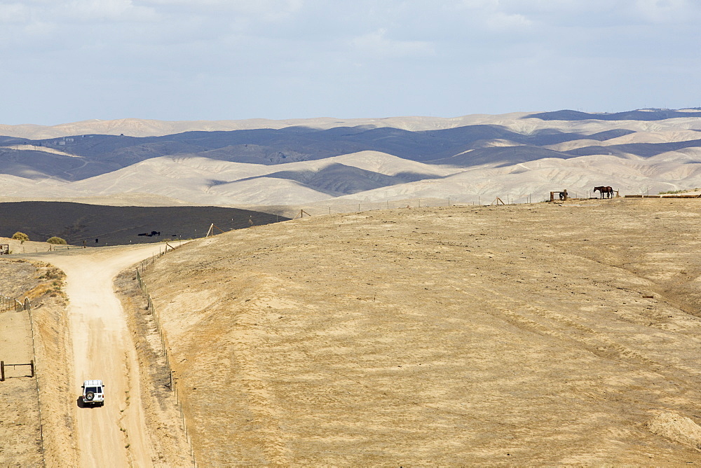 Drought parched ranchland in Bakersfield, California, USA. Following an unprecedented four year long drought, Bakersfield is now the driest city in the USA.