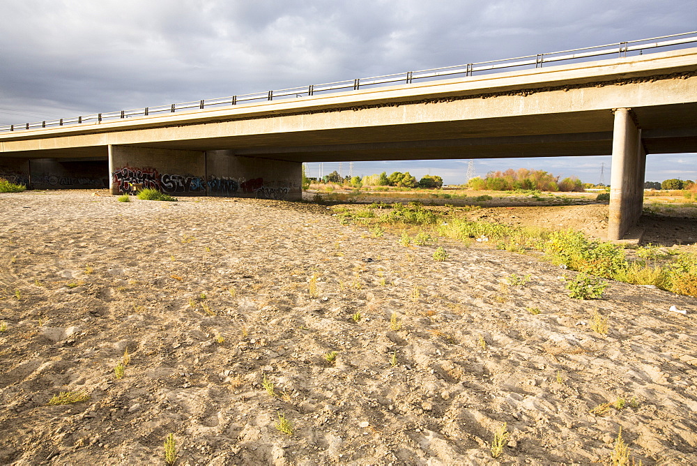 The dried up river bed of the Kern River in Bakersfield, California, USA. Following an unprecedented four year long drought, Bakersfield is now the driest city in the USA.