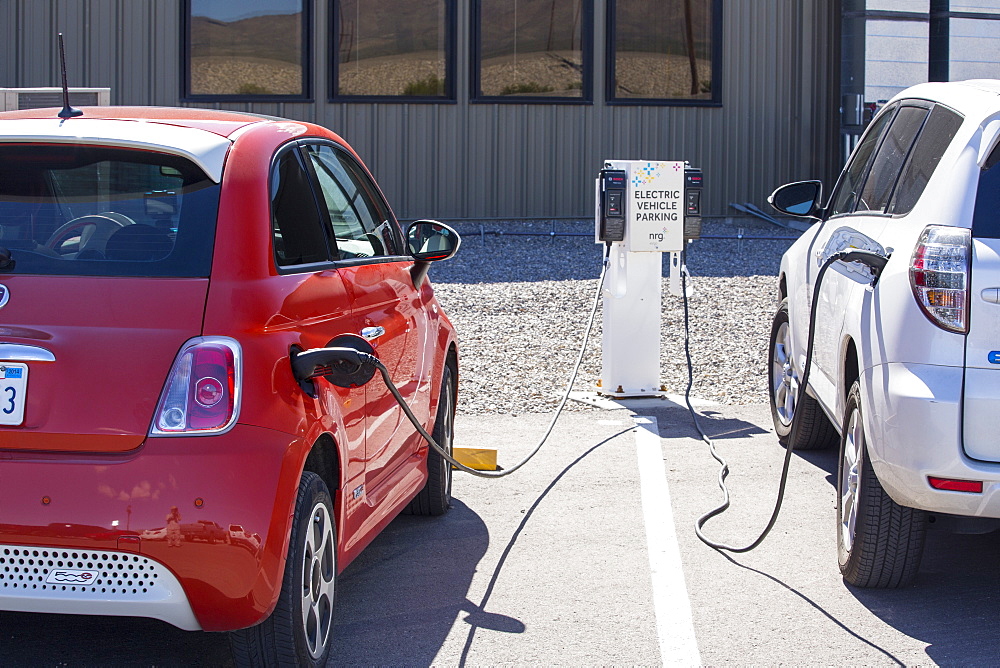 Electric cars being recharged at the Ivanpah Solar Thermal Power Plant in California''s Mojave Desert is currently the largest solar thermal plant in the world. It generates 392 megawatts (MW) and deploys 173,500 heliostats that reflect the suns rays onto three solar towers. It covers 4,000 acres of desert.