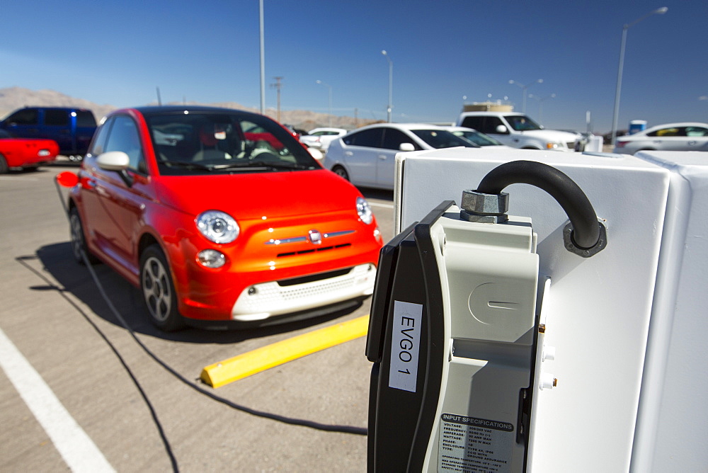 Electric cars being recharged at the Ivanpah Solar Thermal Power Plant in California''s Mojave Desert is currently the largest solar thermal plant in the world. It generates 392 megawatts (MW) and deploys 173,500 heliostats that reflect the suns rays onto three solar towers. It covers 4,000 acres of desert.