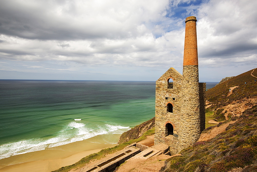 Wheal Coates, an old tin mine on the cliffs above St Agnes, Cornwall, UK.