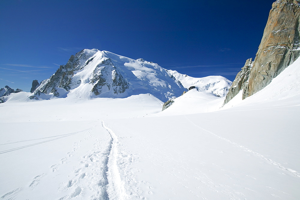 Crossing the Vallee Blanche on the Mer Du Glace above Chamonix, Haute Savoie, France, Europe