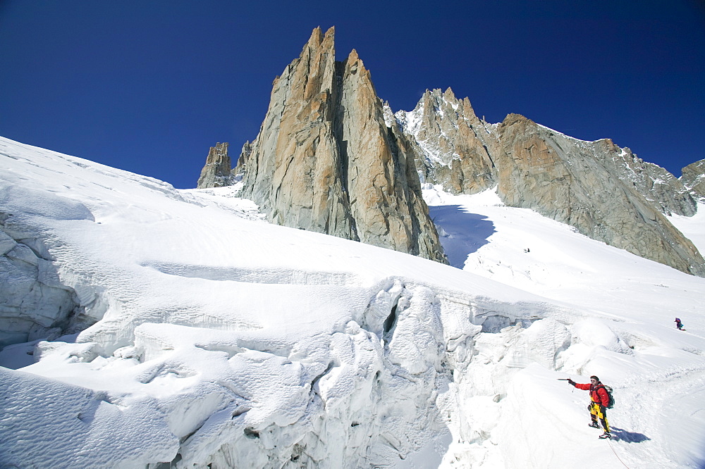 Crossing the Vallee Blanche on the Mer Du Glace above Chamonix, Haute Savoie, France, Europe