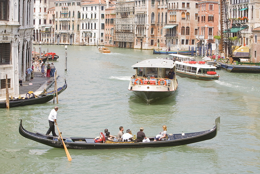 A gondola ride for tourists, Venice, UNESCO World Heritage Site, Veneto, Italy, Europe