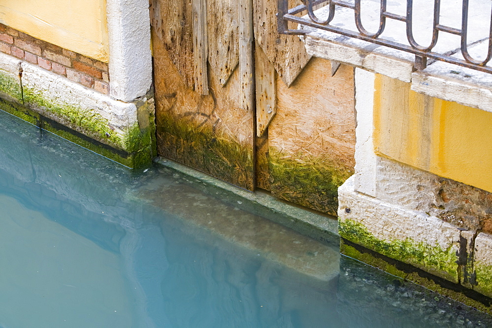 Sea water lapping buildings in Venice, on the front line of the battle against climate change, UNESCO World Heritage Site, Veneto, Italy, Europe