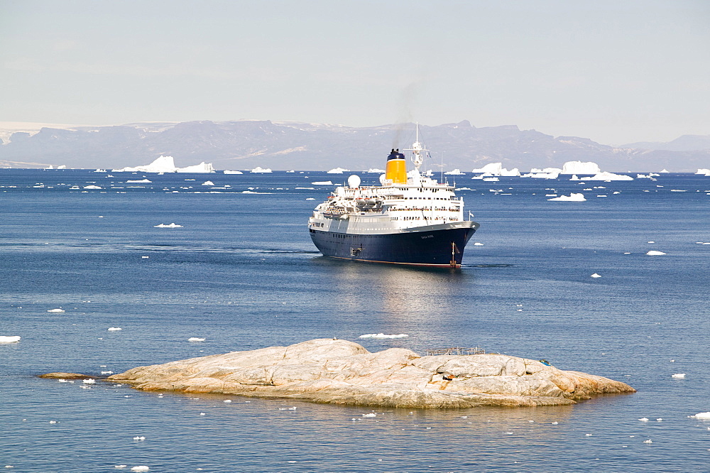 A cruise ship off Ilulissat, UNESCO World Heritage Site, Greenland, Polar Regions