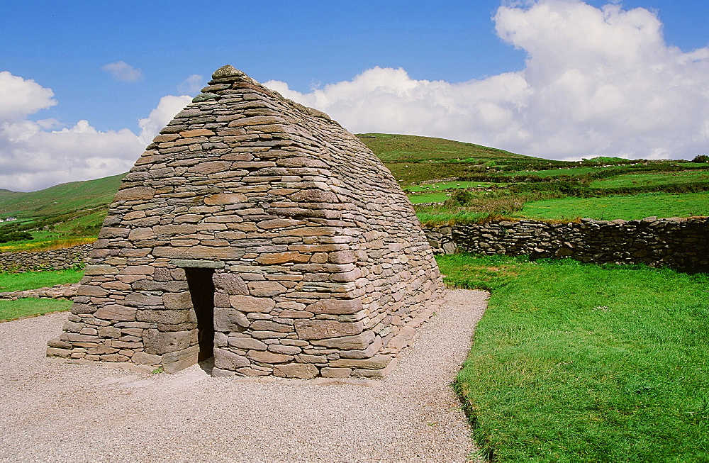 The Gallerus Oratory, one of the oldest buildings in Europe, County Kerry, Munster, Republic of Ireland, Europe