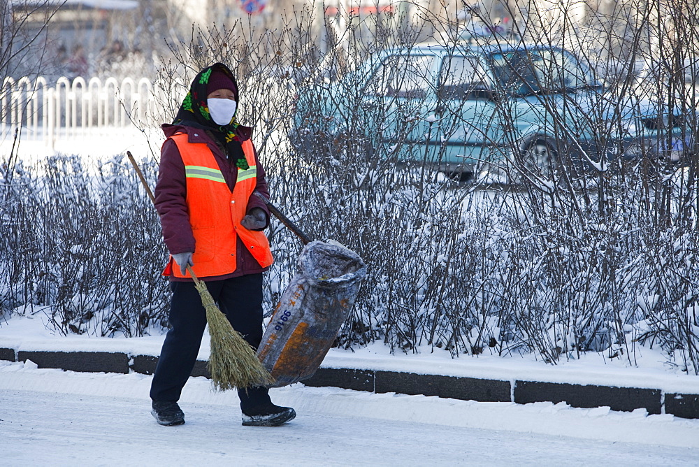 A road sweeper wears a face mask against the awful air pollution in Harbin city in Northern China, Heilongjiang Province, China, Asia