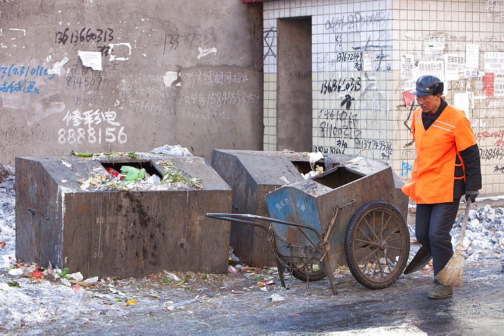 A street cleaner on the streets of Suihua in Heilongjiang Province, Northern China, Asia