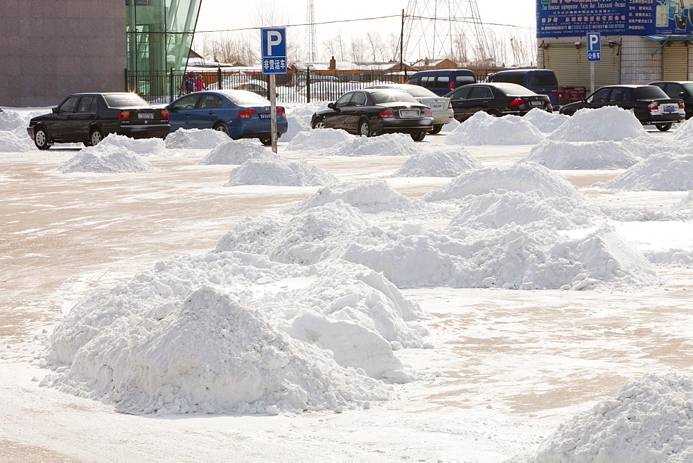 The city of Heihe on the Chinese Russian border was particularly badly hit by heavy snowfall in March 2009, Heilongjiang, China, Asia