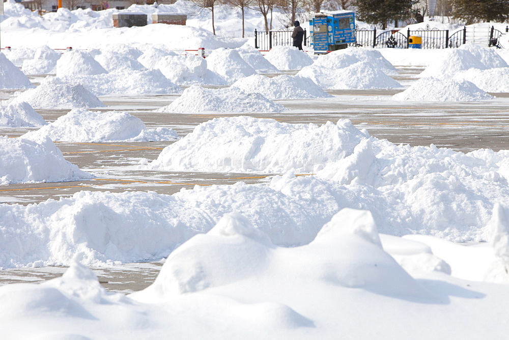 The city of Heihe on the Chinese Russian border was particularly badly hit by heavy snowfall in March 2009, Heilongjiang, China, Asia