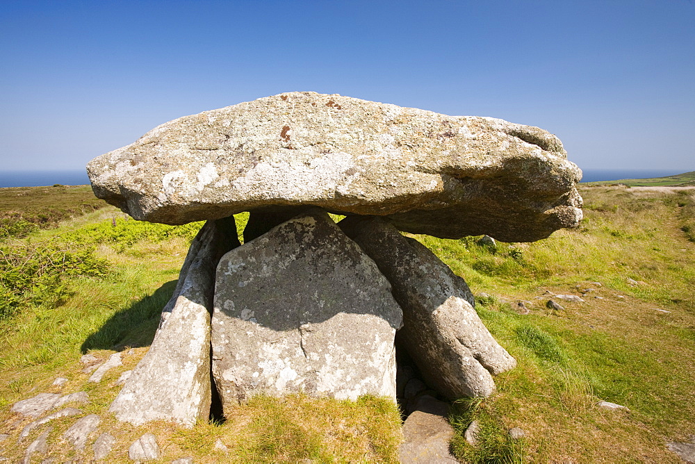 The Chun Quoit, an ancient Neolithic burial chamber, Cornwall, England, United Kingdom, Europe