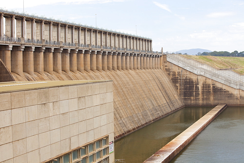 Lake Hume, the largest reservoir in Australia, at under 20% capacity after severe drought, Australia, Pacific