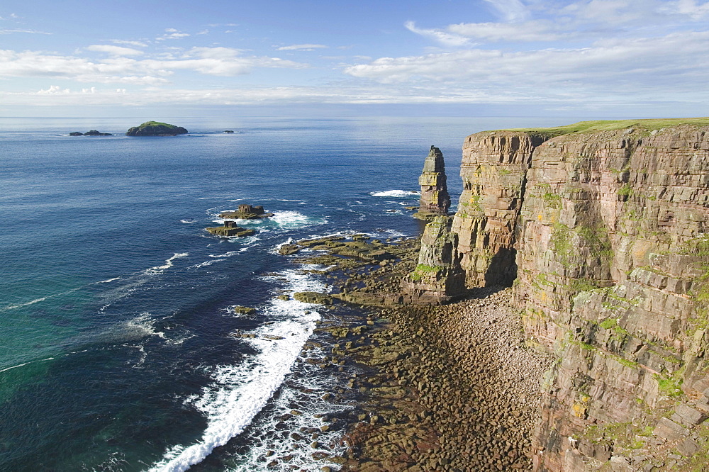 Am Buachaille sea stack on the coast south of Sandwood Bay, Sutherland, Scotland, United Kingdom, Europe