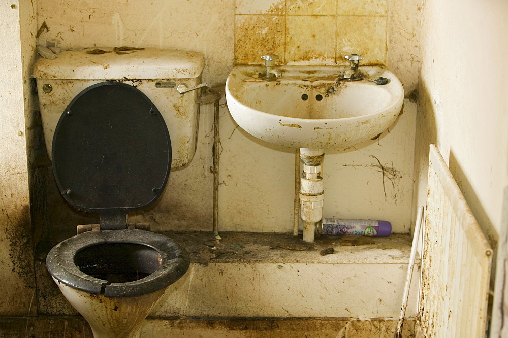 A disgustingly dirty bathroom in an abandoned council house in Carlisle, Cumbria, England, United Kingdom, Europe