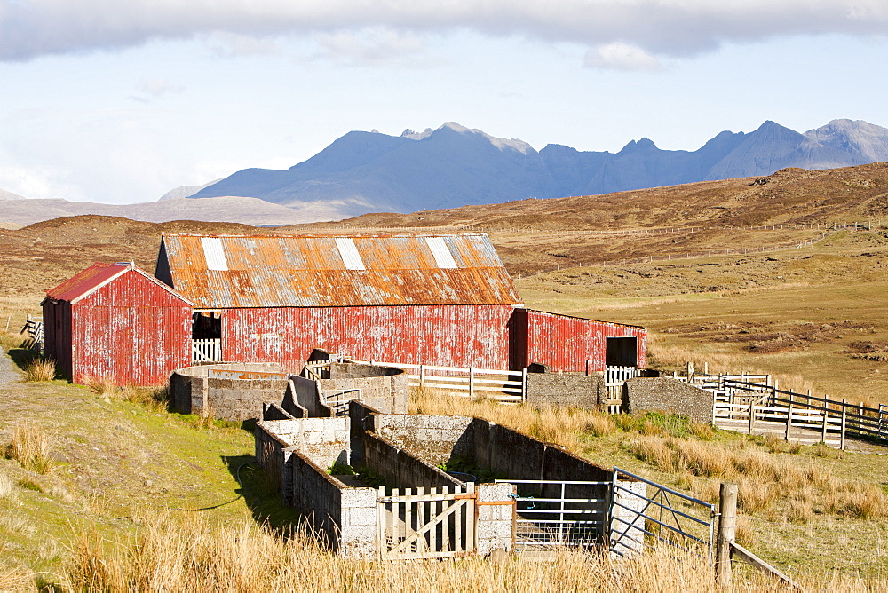 The Cuillin Ridge from Talisker, with an old farm barn in the foreground, Isle of Skye, Scotland, United Kingdom, Europe