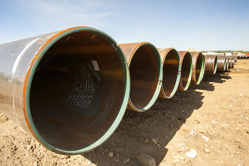 Pipeline construction work north of Fort McMurray in the heart of the Canadian tar sands, Alberta, Canada, North America