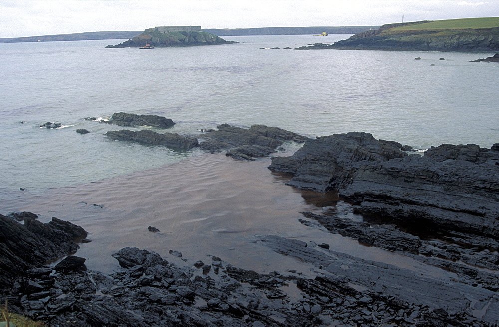 Oil slick, West Angle Bay, Sea Empress oil spill