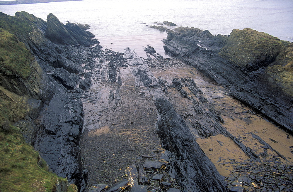 Oil slick, West Angle Bay, Sea Empress oil spill      (rr)