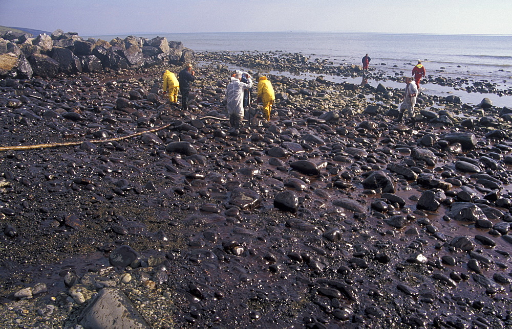 Pumping oil from stoney foreshore, MPCU, Wisemen's Bridge, Sea Empress oil spill, Pembrokeshire      (rr)